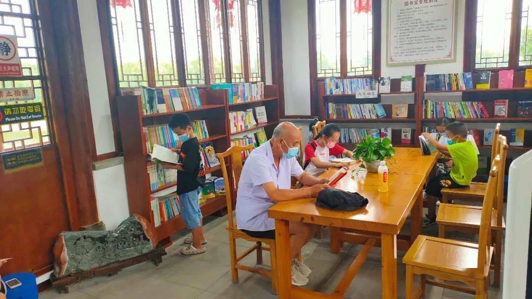 古稀老太劝年轻人: "放下手机,多看看书吧!