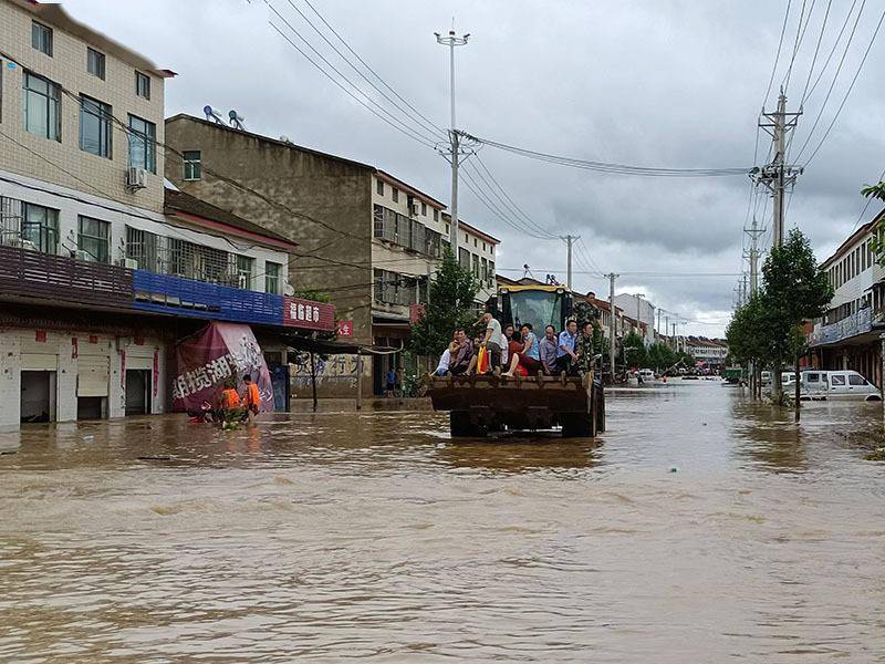 湖北宜城300余名民警投入抗洪抢险