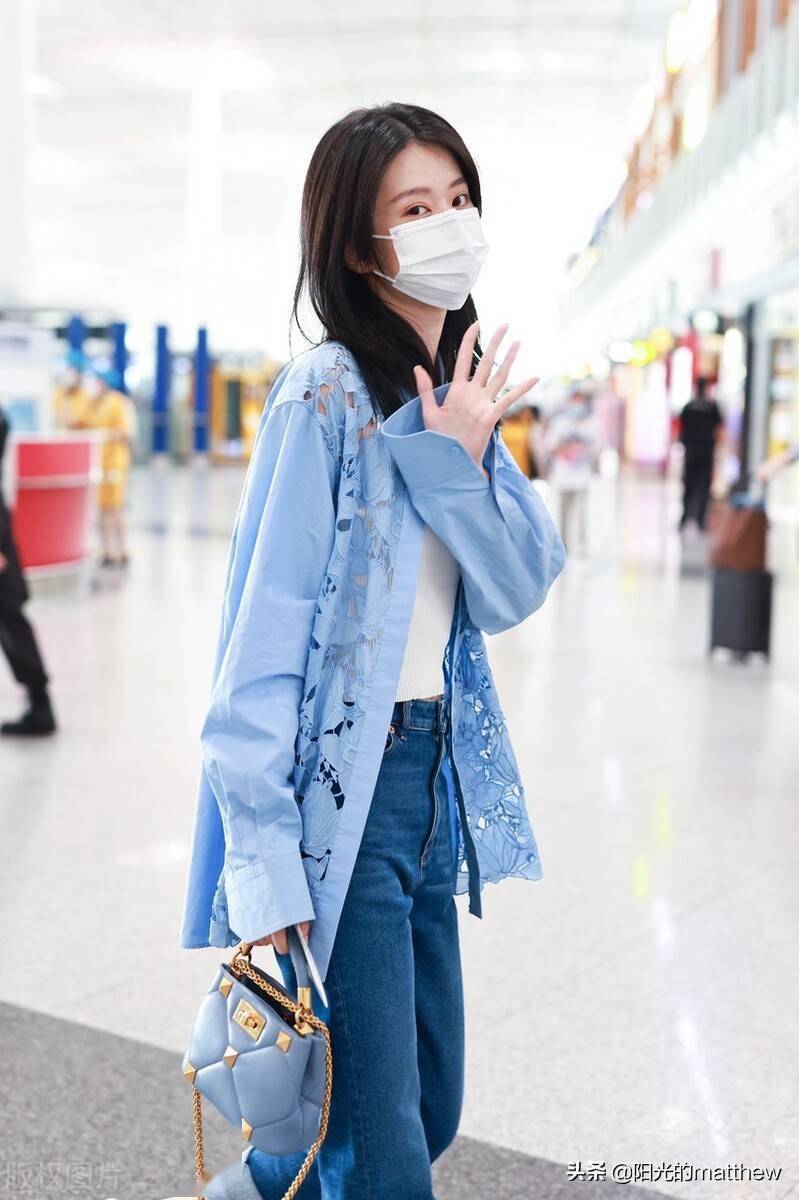 2021年8月12日,北京,乔欣机场街拍.