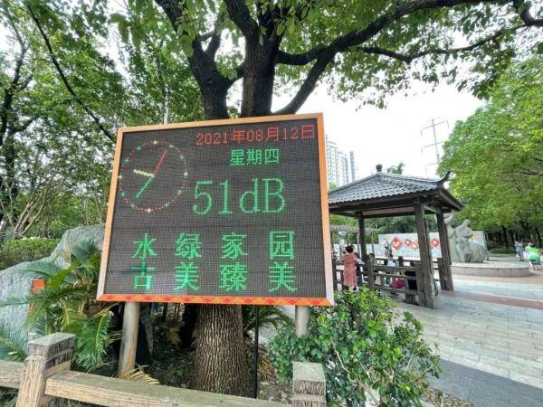 牛广成|广场舞有了“消音”神器，在闵行古美人口文化公园跳舞，不吵不闹，和谐满分！