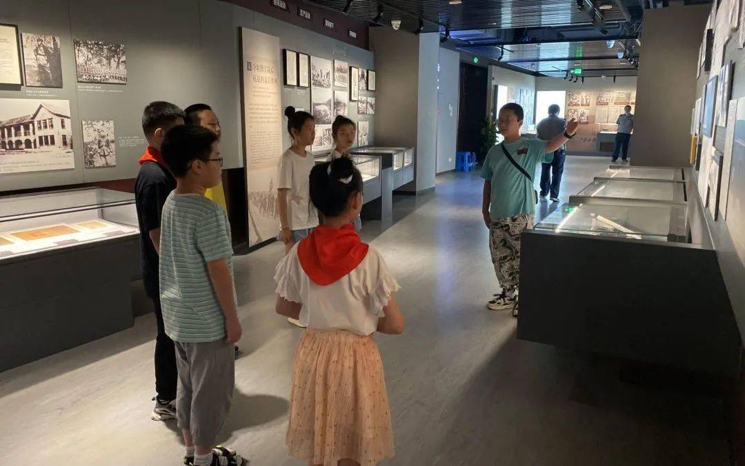 金山湖小学还将"四史学习"融入探访革命博物馆,打卡大西路百年老巷等