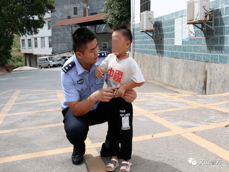 小女孩迷路,警察叔叔陪护寻家人