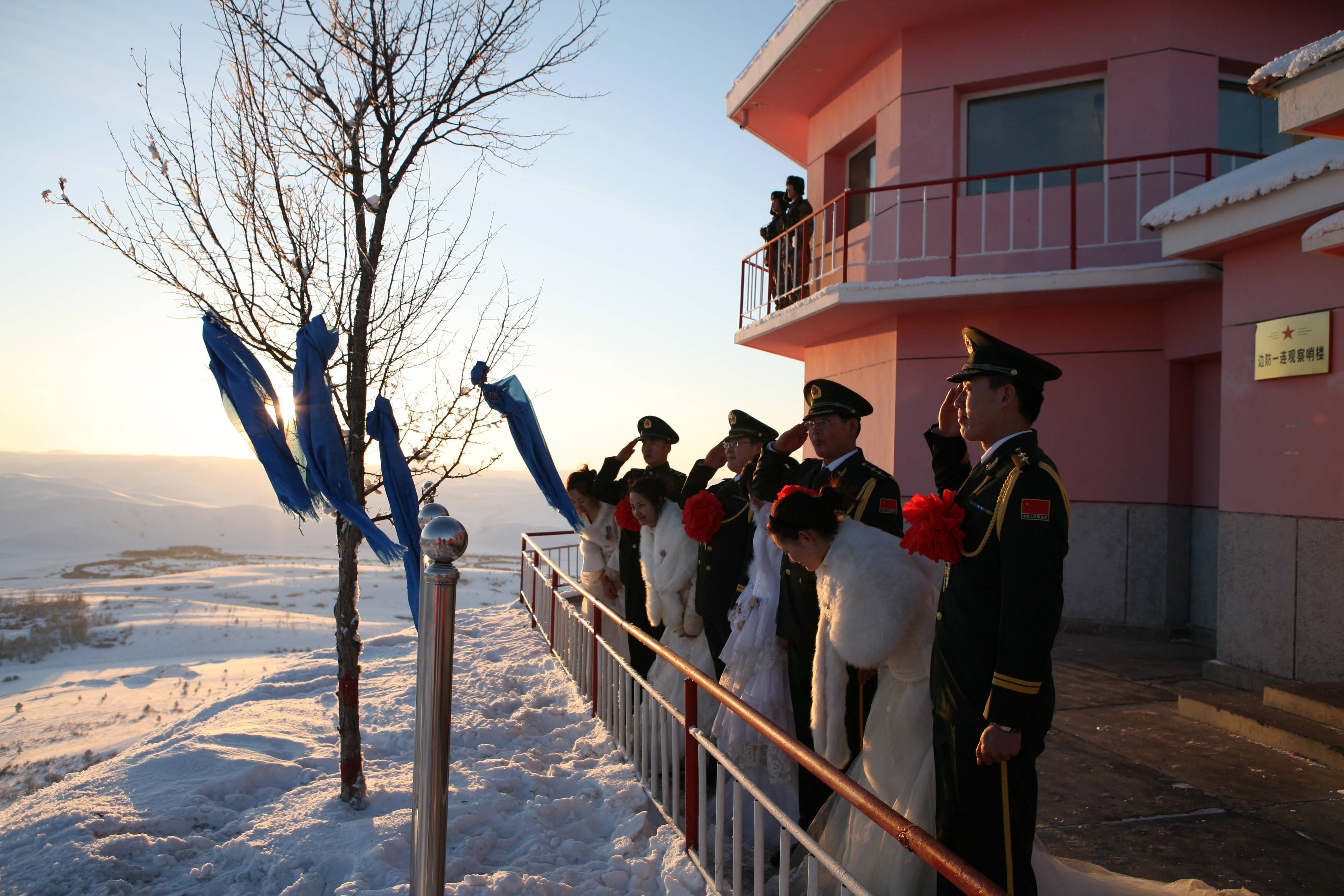 北部戰區陸軍某邊防旅三角山邊防連官兵騎馬巡邏(6月25日攝).