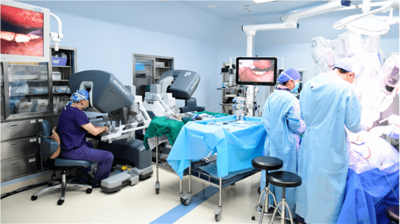 肿瘤|核酸检测时发现舌根大肿物，机器人经口手术摘瘤不“毁容”