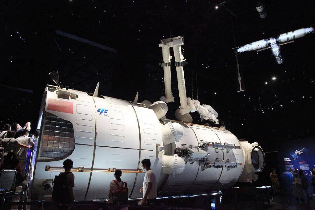 2021年7月22日,观众在上海天文馆参观展出的天和号核心舱等比例模 