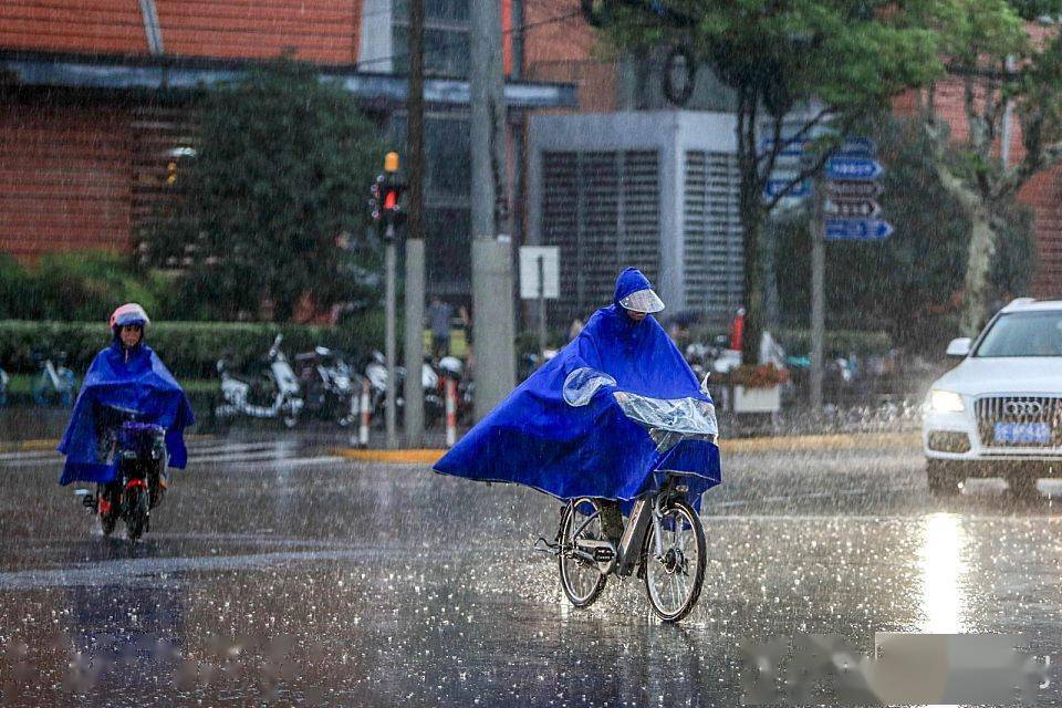 猝不及防下班高峰时段暴雨袭城不少人被淋成落汤鸡晨镜头