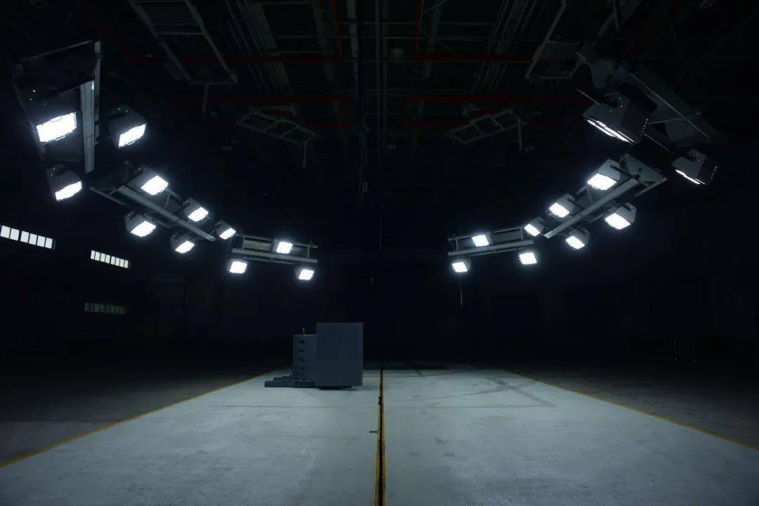 守护汽车安全试验室中国汽研电磁兼容试验室,拥有1个10米法半电波暗室