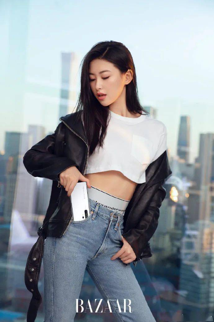 35岁性感尤物凭美胸翻红,网友:我就是馋她身子!