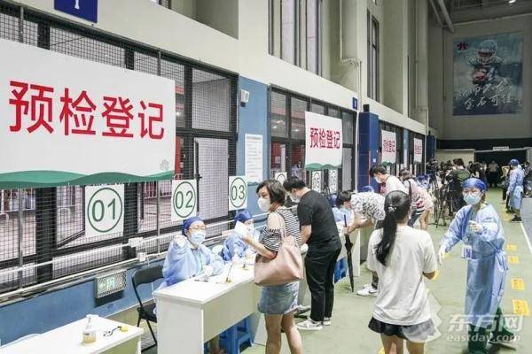 疫苗|直击上海未成年人新冠疫苗接种：儿科医生待命，还有专人“哄娃”