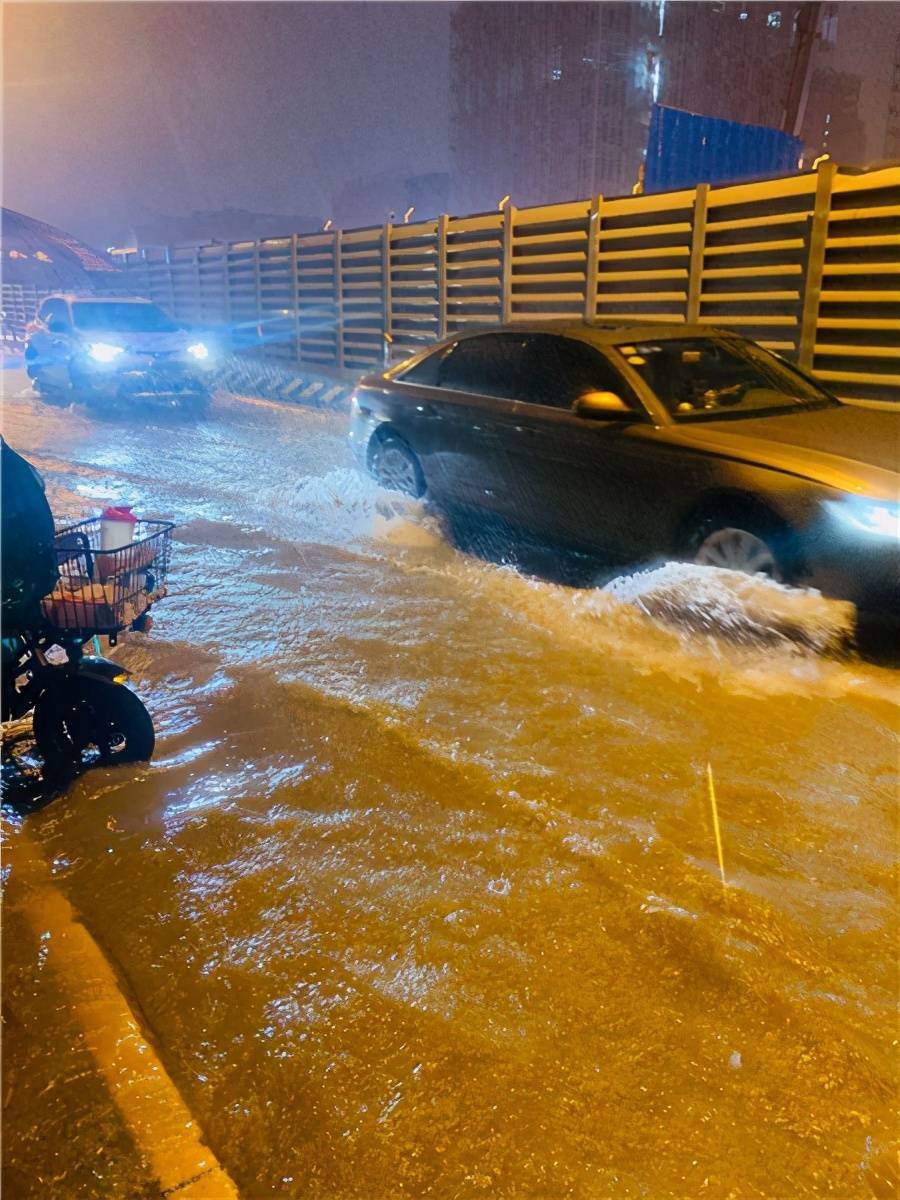 大雨致使部分路段积水 市民呼吁加强排水能力
