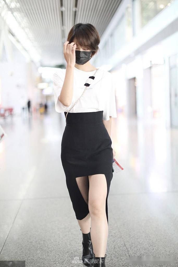 蓝盈莹顶利落短发可爱比心 着不规则黑裙大秀美腿