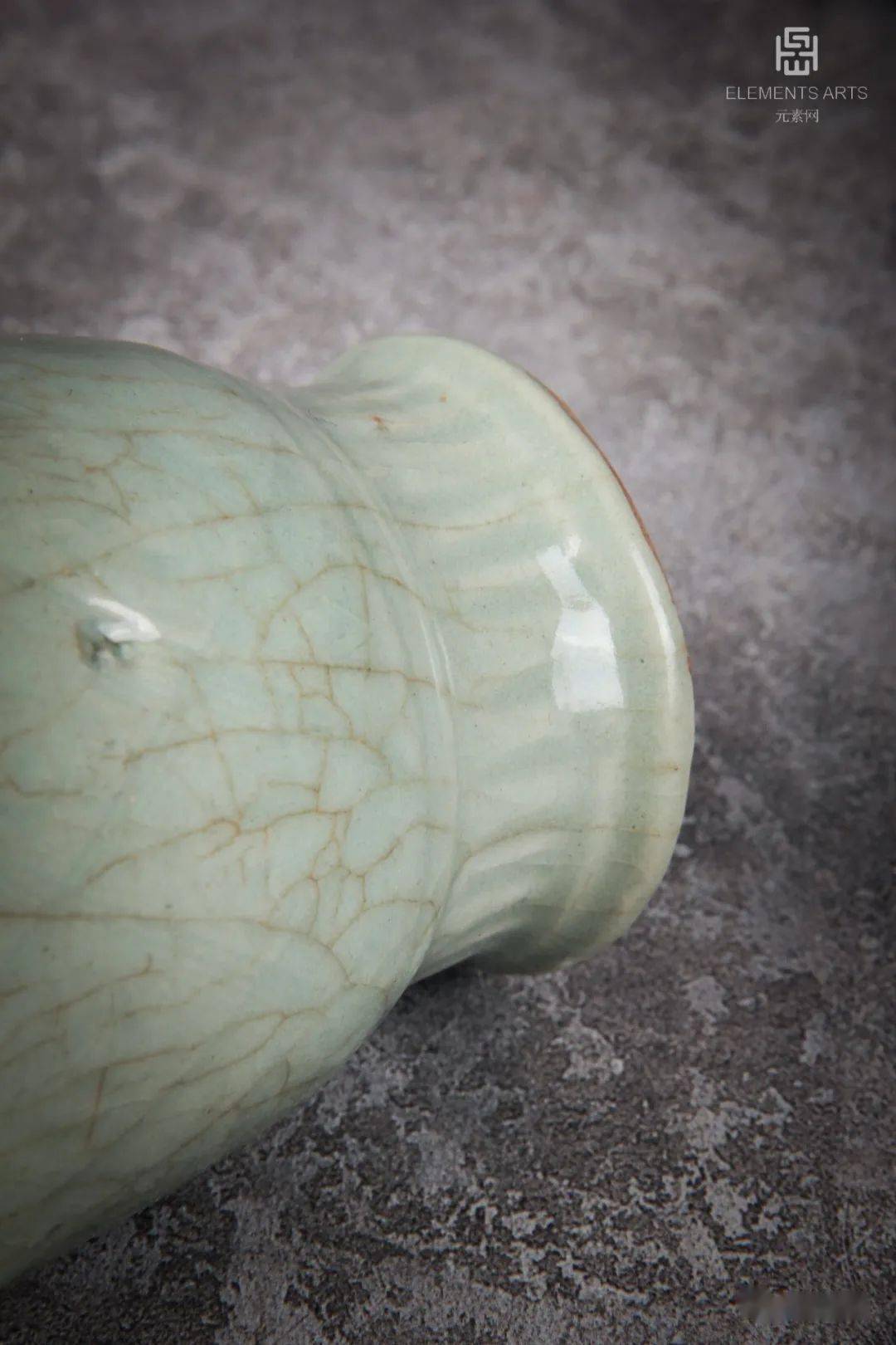 编号:6981藏品名称:明龙泉竹口窑炮仗瓶尺寸:高19.5厘米,口径3.