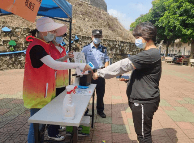 检查犯人口袋_浙江温州.男子与女子相拥时,突然从口袋掏出利器疯狂捅刺