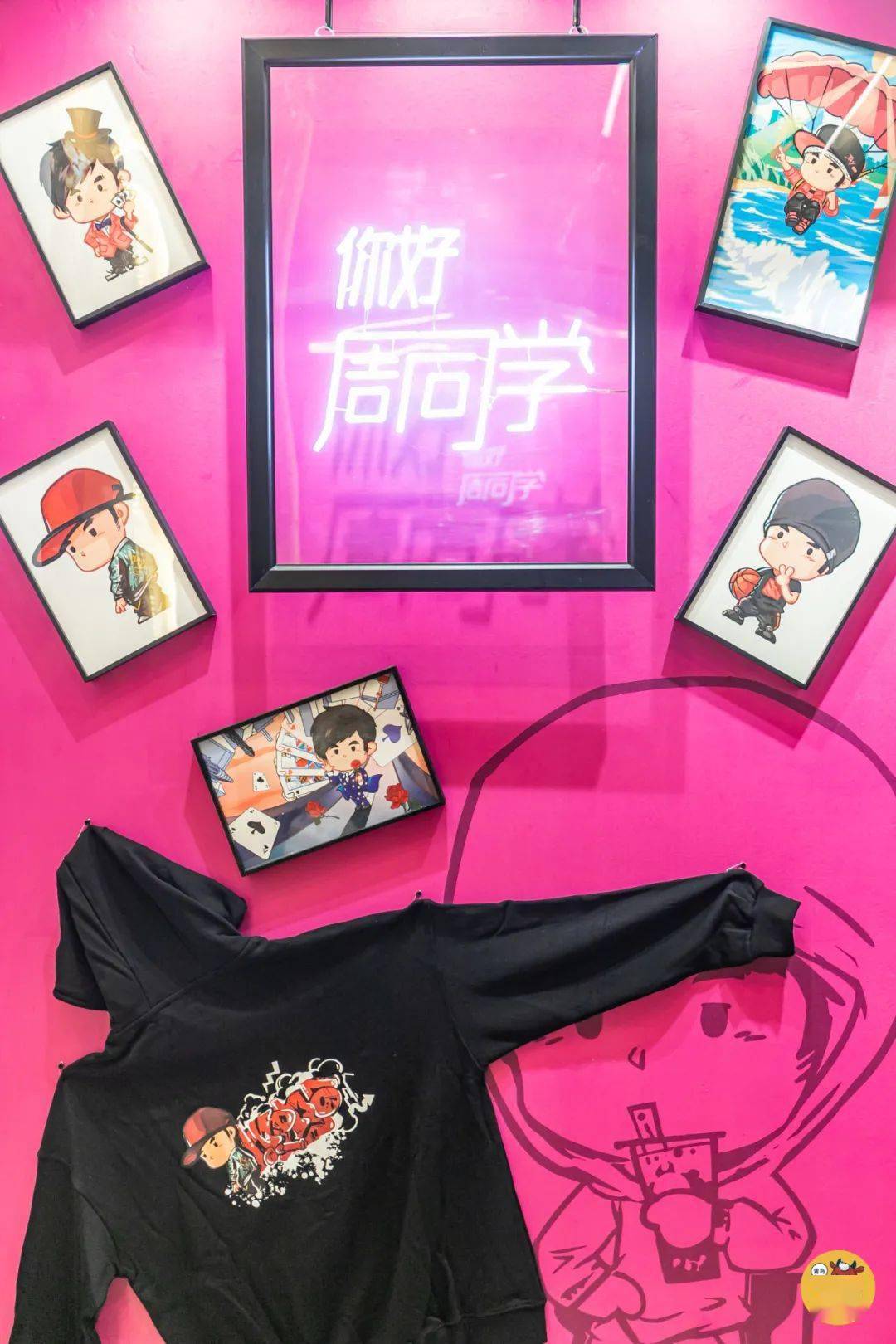 色调是杰伦最爱的公主粉,门口大型周同学人偶,还有两面专辑和周边展示