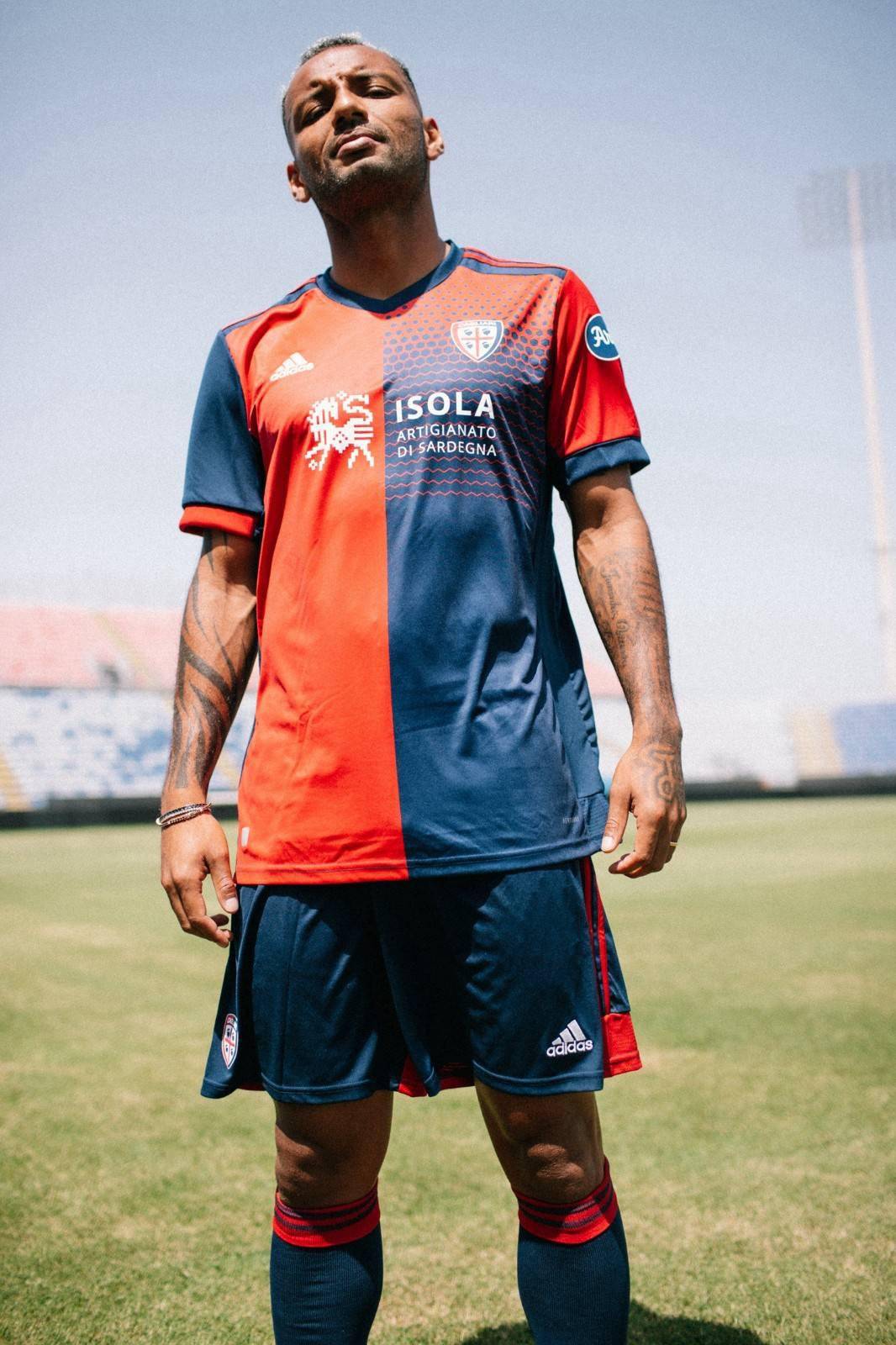 阿迪达斯发布卡利亚里2021/22赛季主场球衣