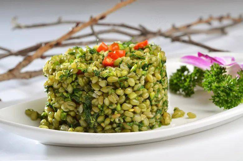 吃腻了减肥餐,不如用青麦仁做无米炒饭,光颜色就能让人食欲大开,口味