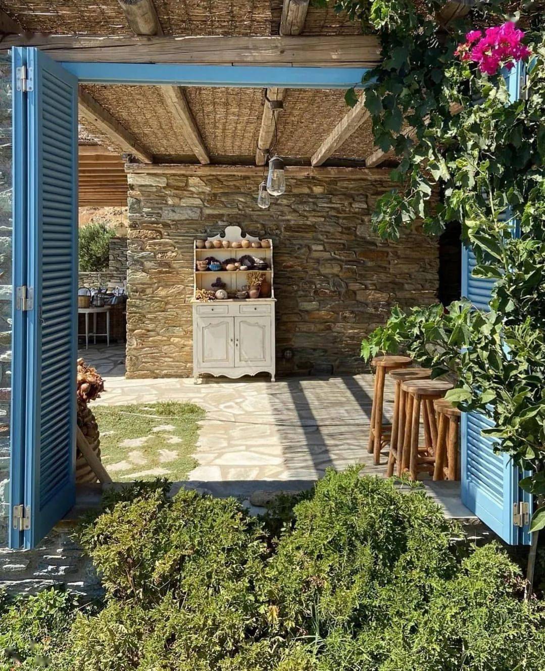 地中海风格的花园蔚蓝色的烂漫