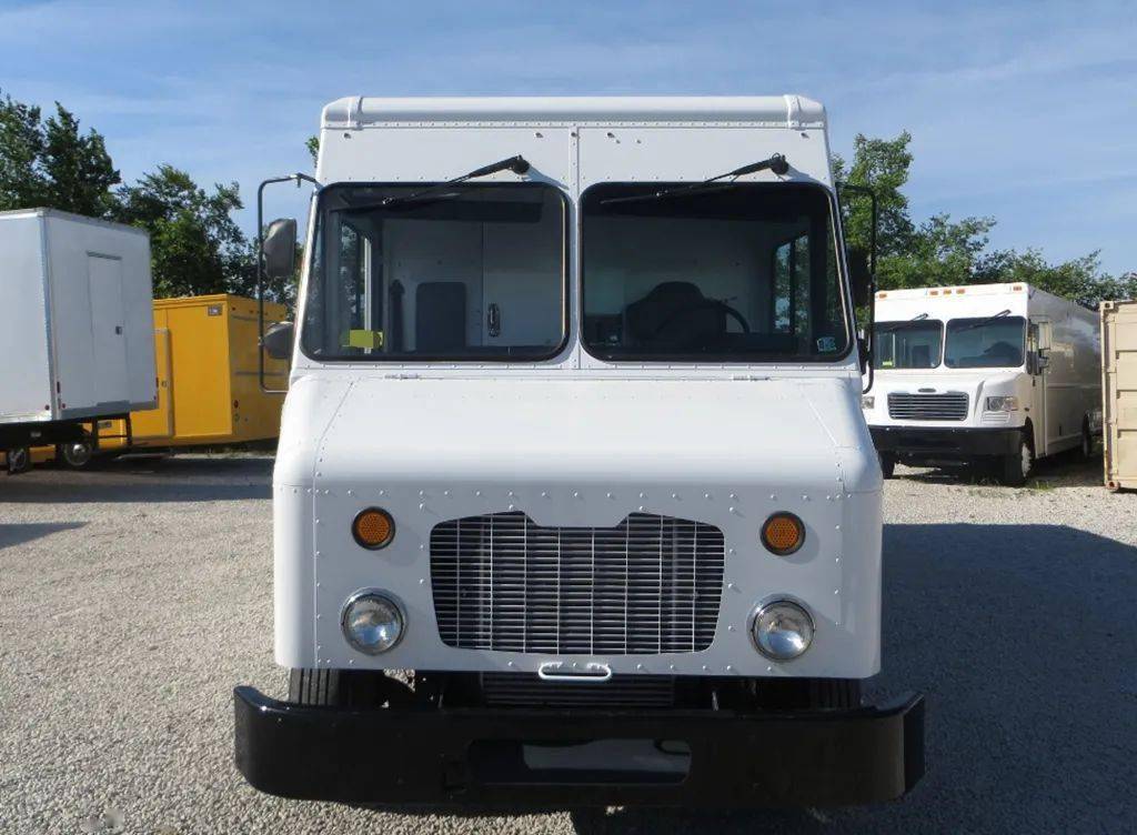 福莱纳p700封闭式货车 独特的柱式座椅设计你肯定想不到