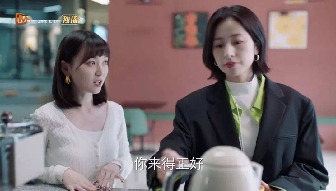 职业|周雨彤的盐系职场穿搭，一件千元都没有？