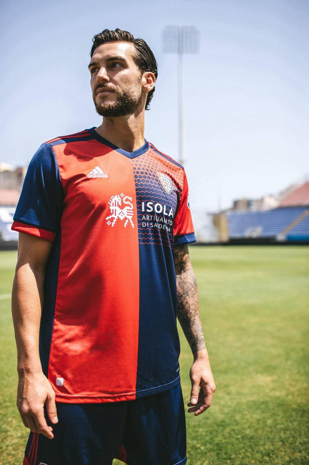 阿迪达斯发布卡利亚里2021/22赛季主场球衣