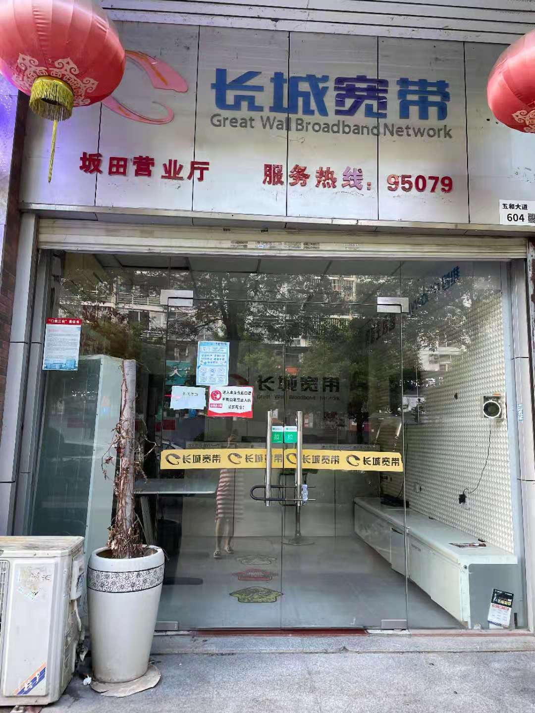 从今年的5月份开始,她所使用的深圳长城宽带一直断网,张女士表示,她
