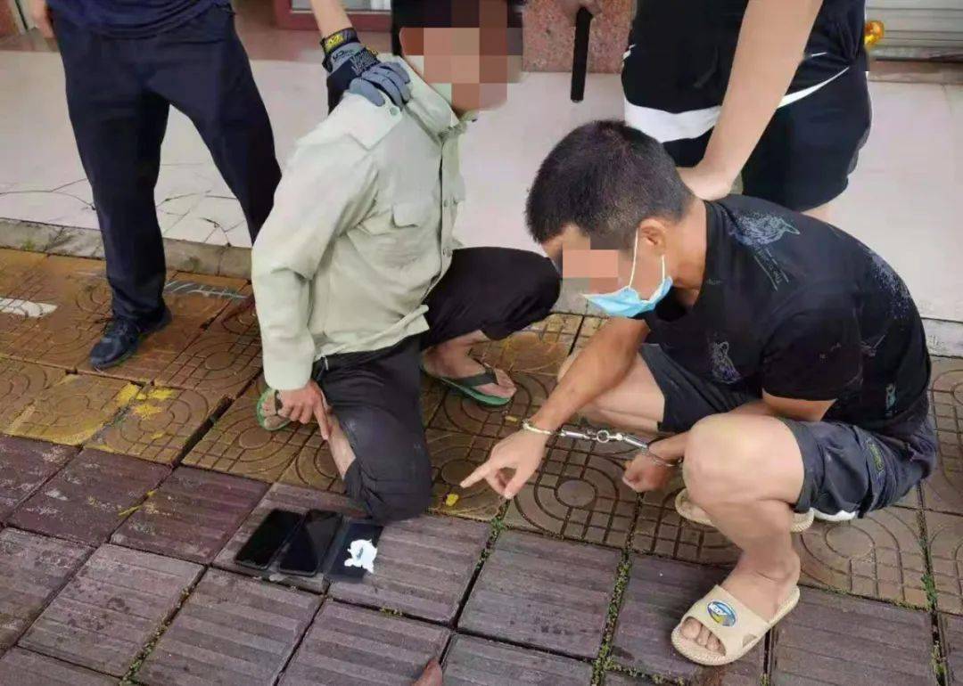 贩毒嫌疑人指认作案工具北海公安提醒大家要坚决抵制毒品及早规劝