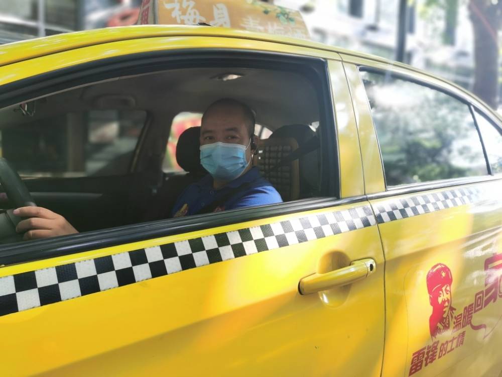 8月15日中午,重庆出租车司机梁清明驾车经过北滨路时,看到一年轻男子