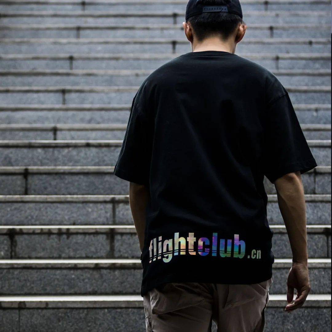 反光|小姐姐上身示范！「FC 八周年纪念 T 恤」炫彩反光超抢眼！