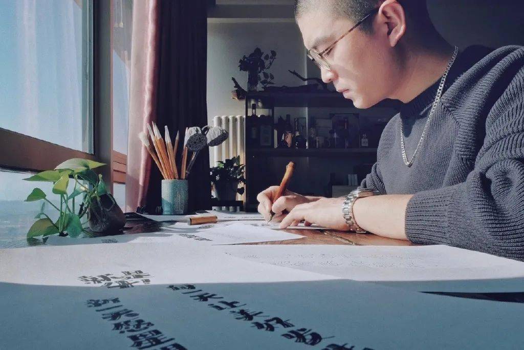 大学|那个机打时代的“手书人”走了，年仅30岁，“药神”“哪吒”等影片都写着他的字…