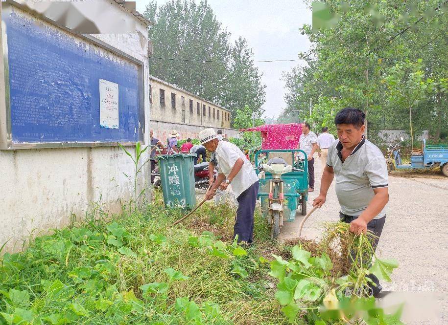 近日,埇桥区时村镇冲疃村群众自发参与村庄环境整治.