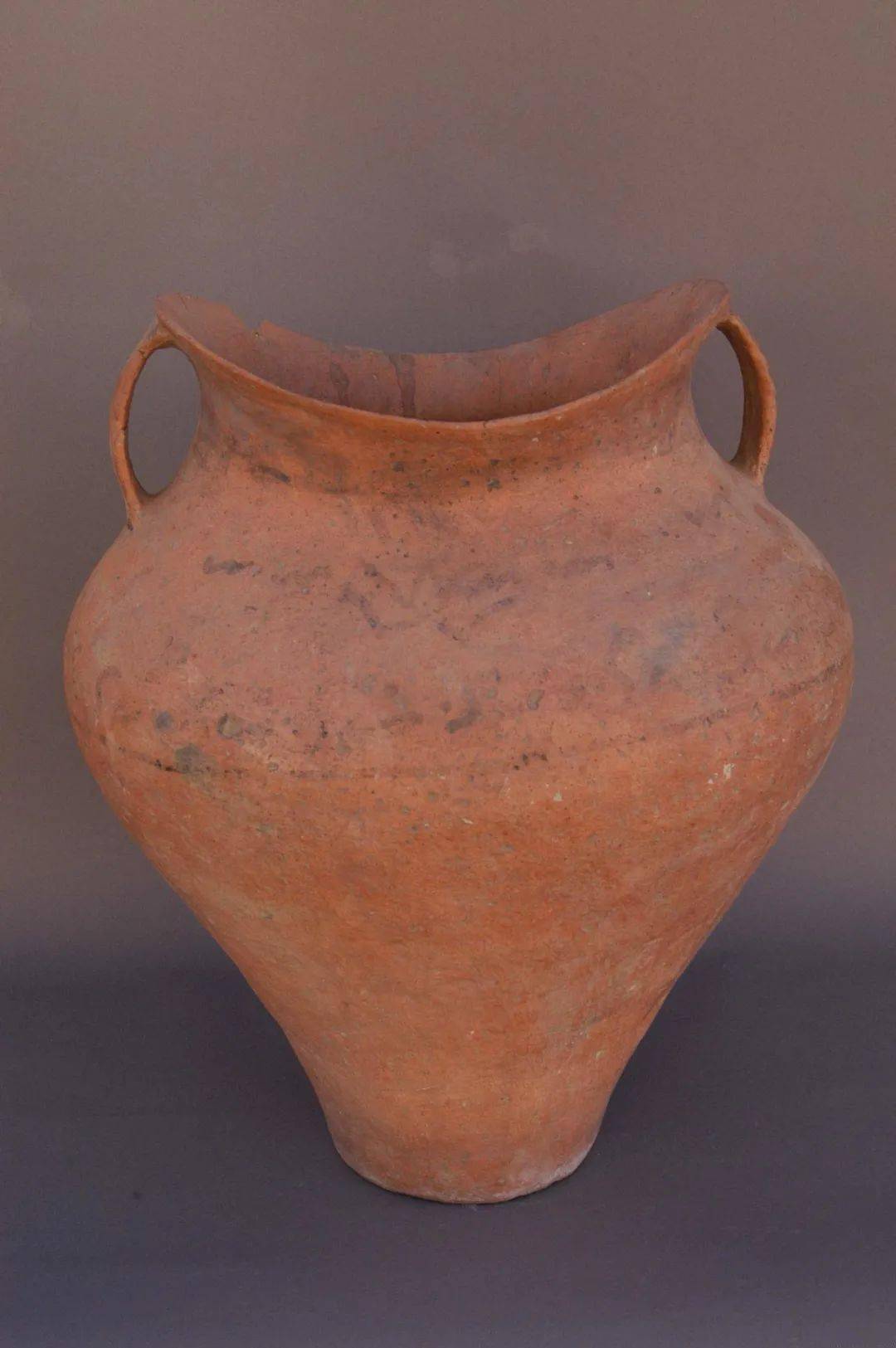 马鞍口双耳罐,寺洼文化,一级文物.1993 年临洮县玉井乡征集.