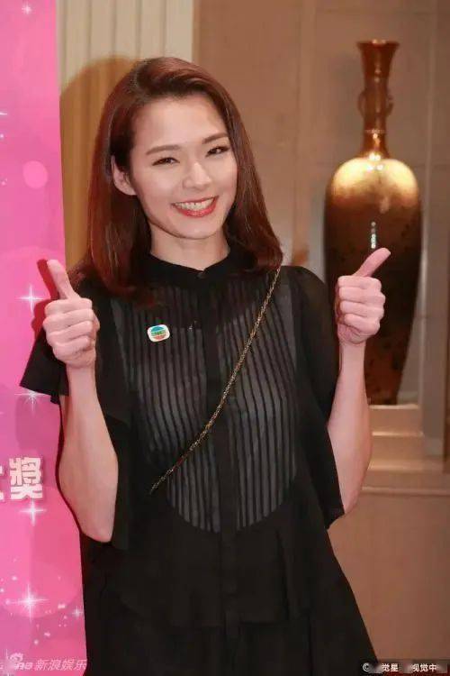 戏外吕慧仪一早结婚,她的老公是演员黄文迪,两人婚后生了一个儿子,一