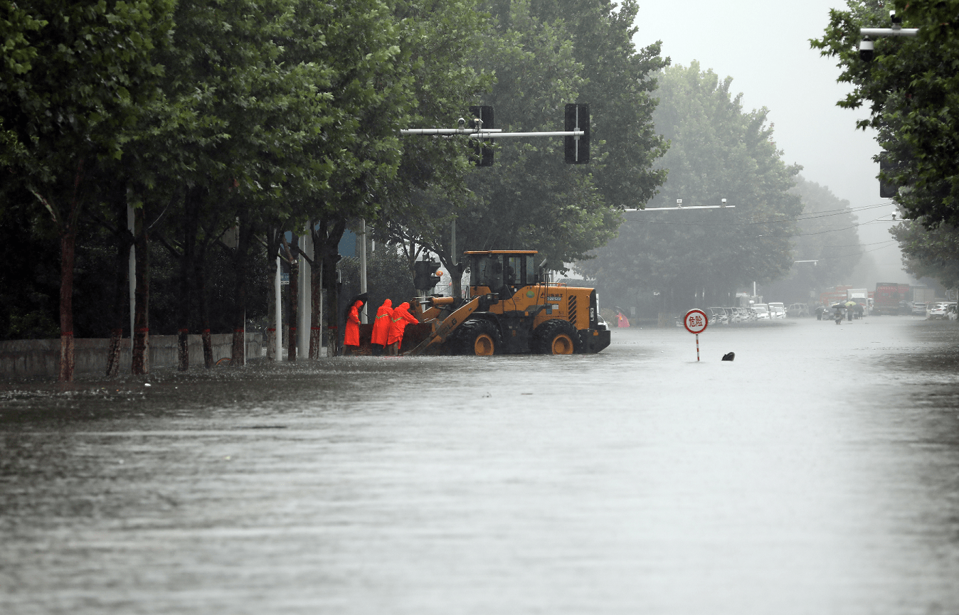 不管雨多大,他们冲锋在前,用身体筑起铜墙铁壁——7月20日晚,大雨如注