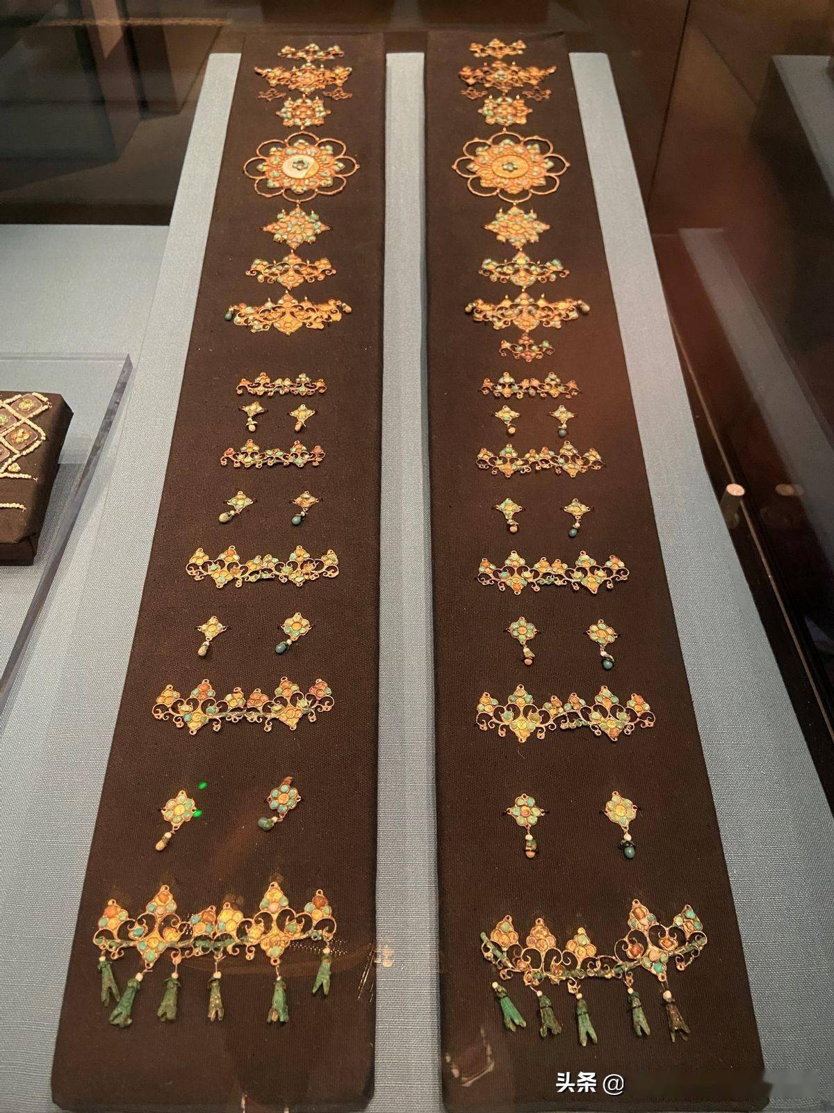 李倕墓中还出土一套裙饰.金晃晃流光溢彩地装饰于裙间,想着都好看.