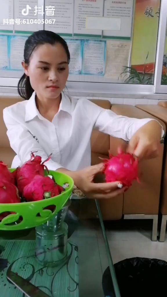 看这美女一口气能吃几个火龙果