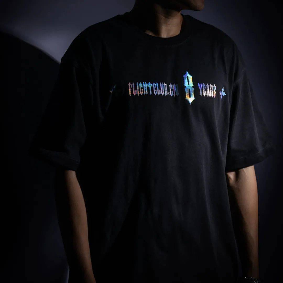 反光|小姐姐上身示范！「FC 八周年纪念 T 恤」炫彩反光超抢眼！