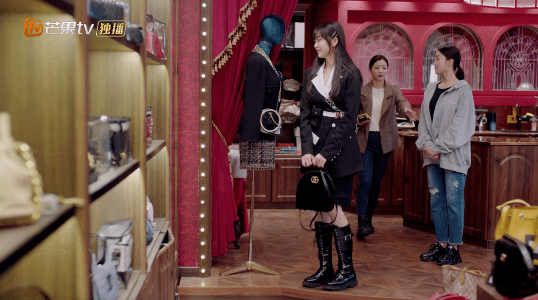 最近热播剧《我在他乡挺好的》第一集,就讲到了主角之一的许言逛中古