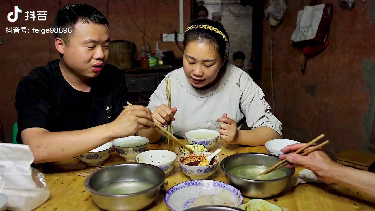 洪霞已经意识倒煮饭迟的问题,今天早早的做晚饭,吃蒜泥白肉钟小飞却又