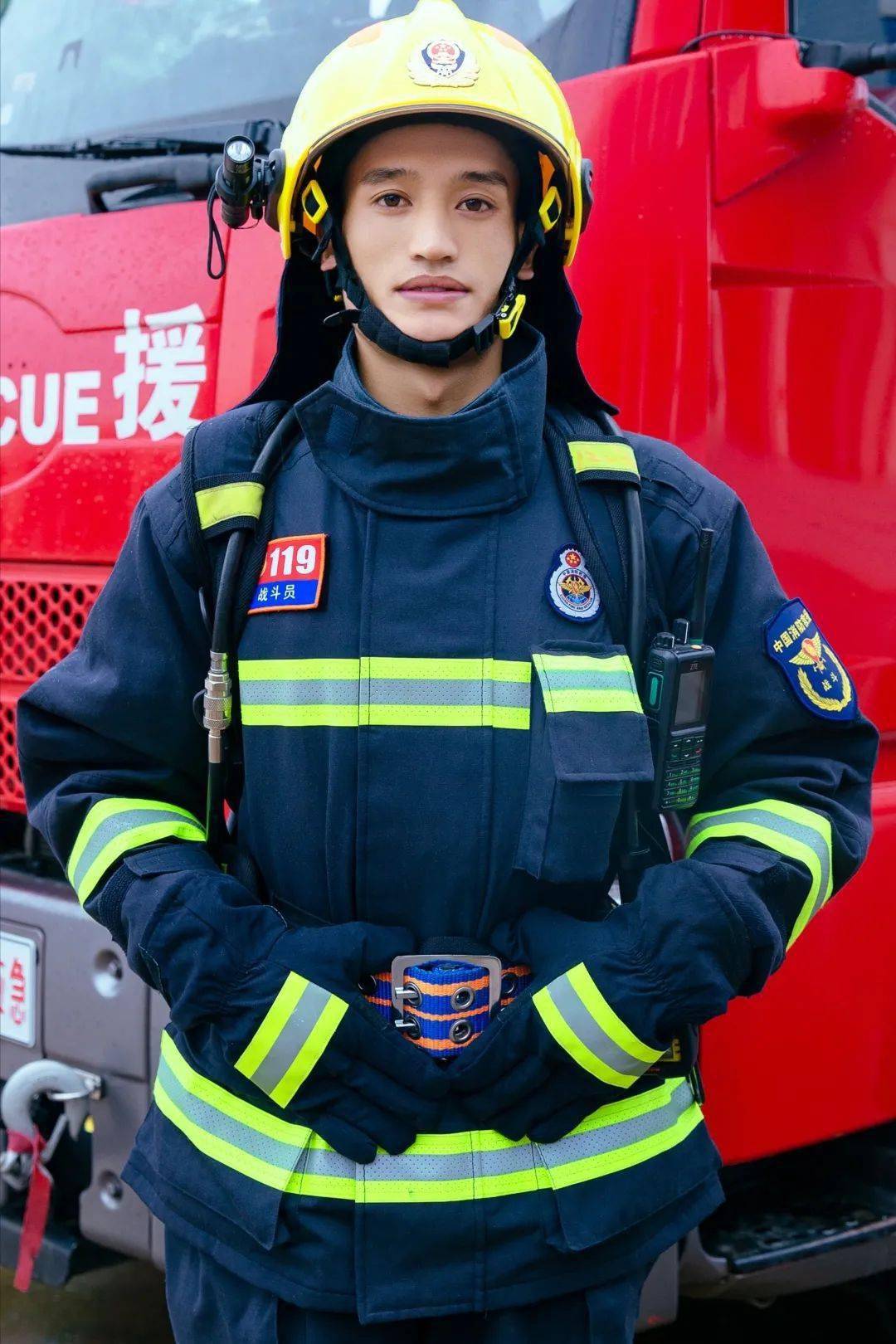 夏常服上衣和内衬衣颜色,指挥长以上采用白色,其余的采用浅火焰蓝色.