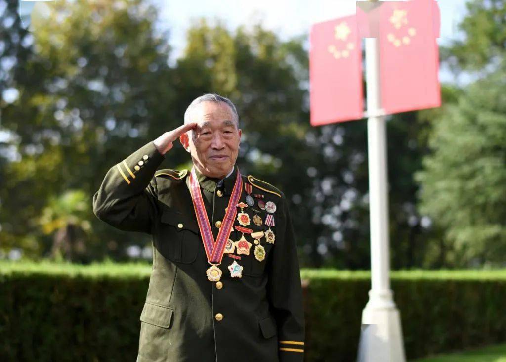 他,是一名军人,是一名警察,是一名战地医生,也是一名民警医生.