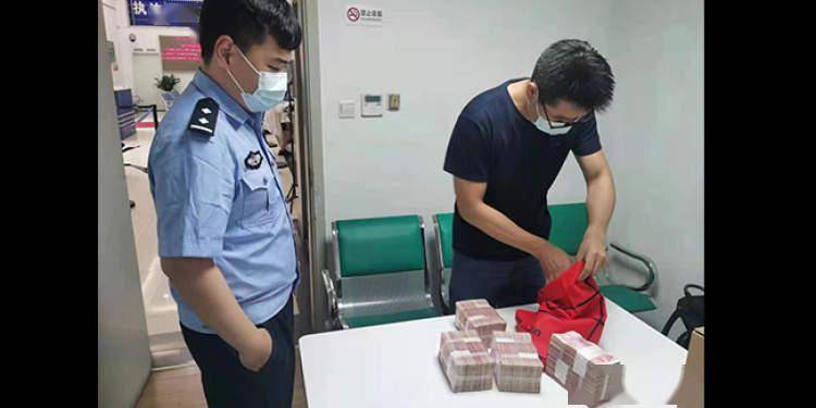 男子银行取100万半路掉了50万,民警24小时找回_现金