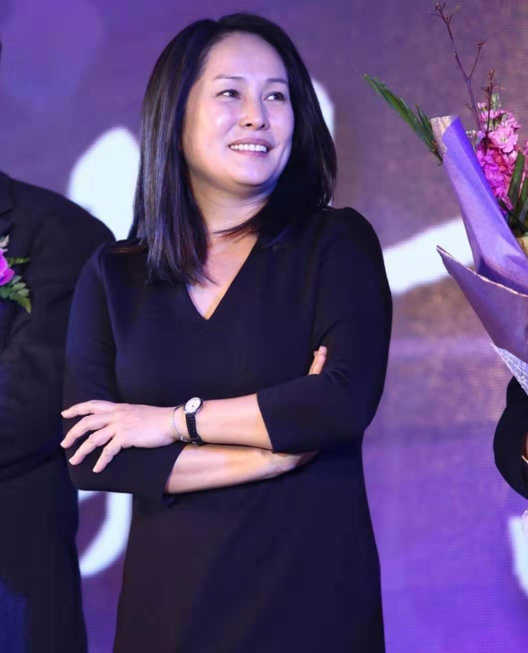 遭疑似女友曝出轨61岁何家劲被斥脚踏两船称其牺牲了17年青春