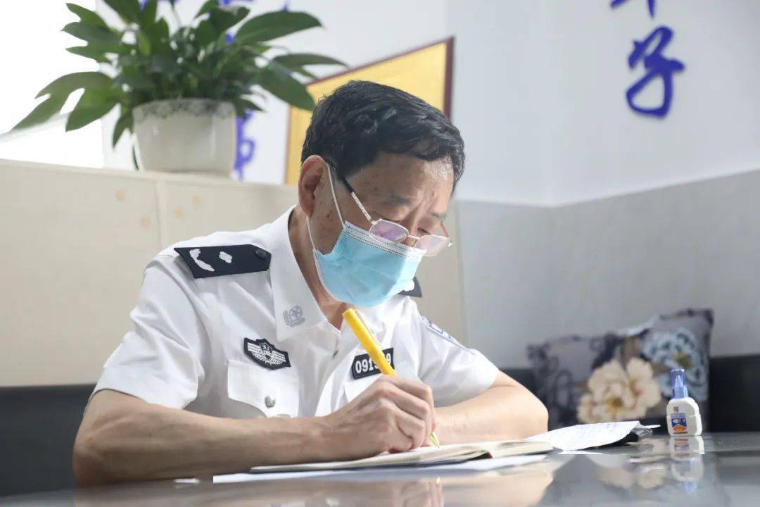 "8月16日,在铿锵的誓言中,利川市公安局为二级高级警长谢昌林举行了