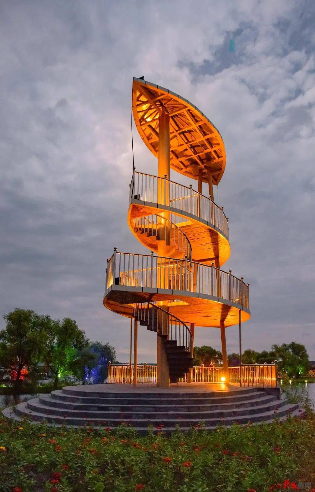 一望无际的稻田,小桥流水风车,木质景观栈道,网红玻璃栈道,稻田上飘浮