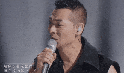 如果把赵哥下方的字幕换成"北京欢迎你,为你开天辟地",相信也毫无违和