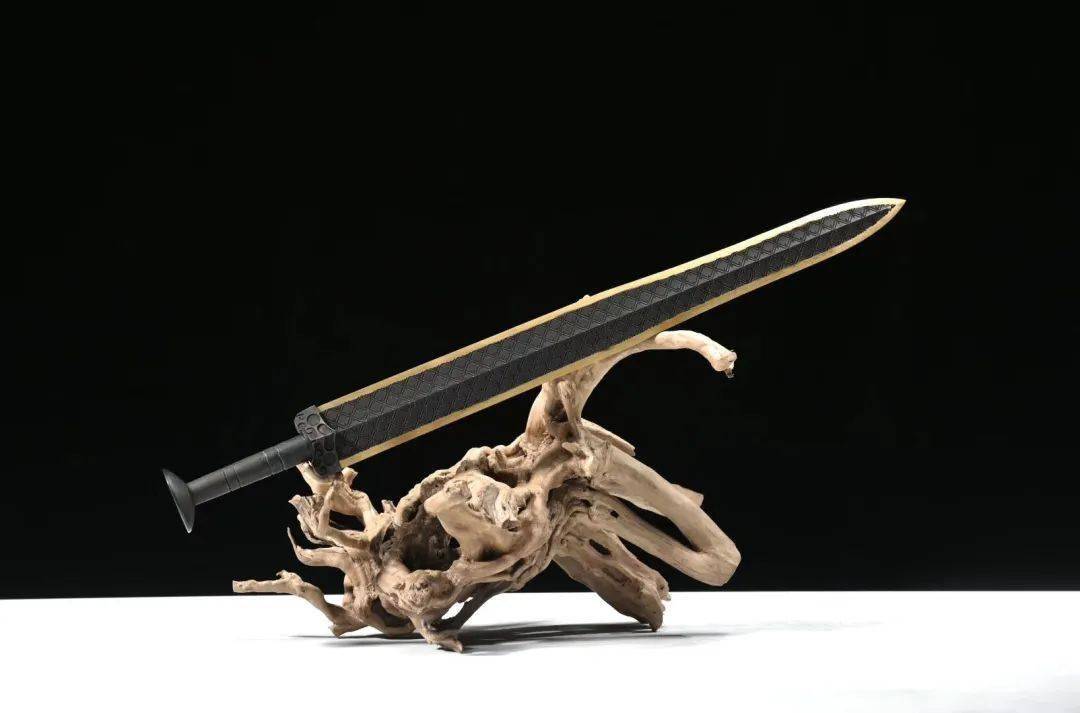 茎上两道凸箍,圆首饰同心圆纹,铸工精湛,被称为〝天下第一剑〞.