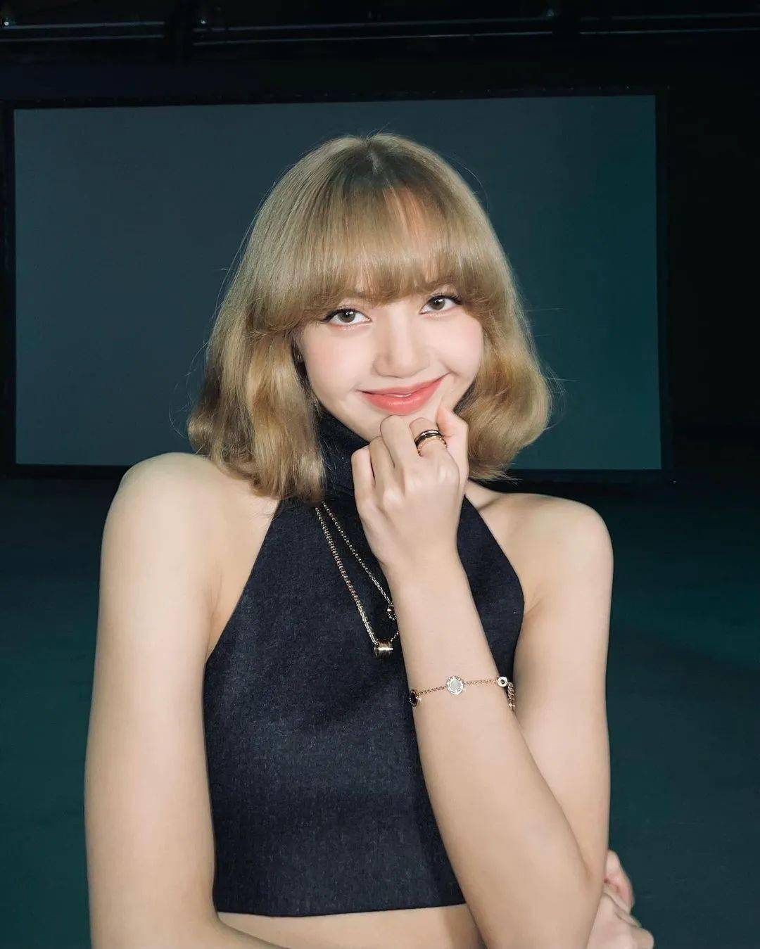 人间|LISA染回金发，人间芭比又回来了！