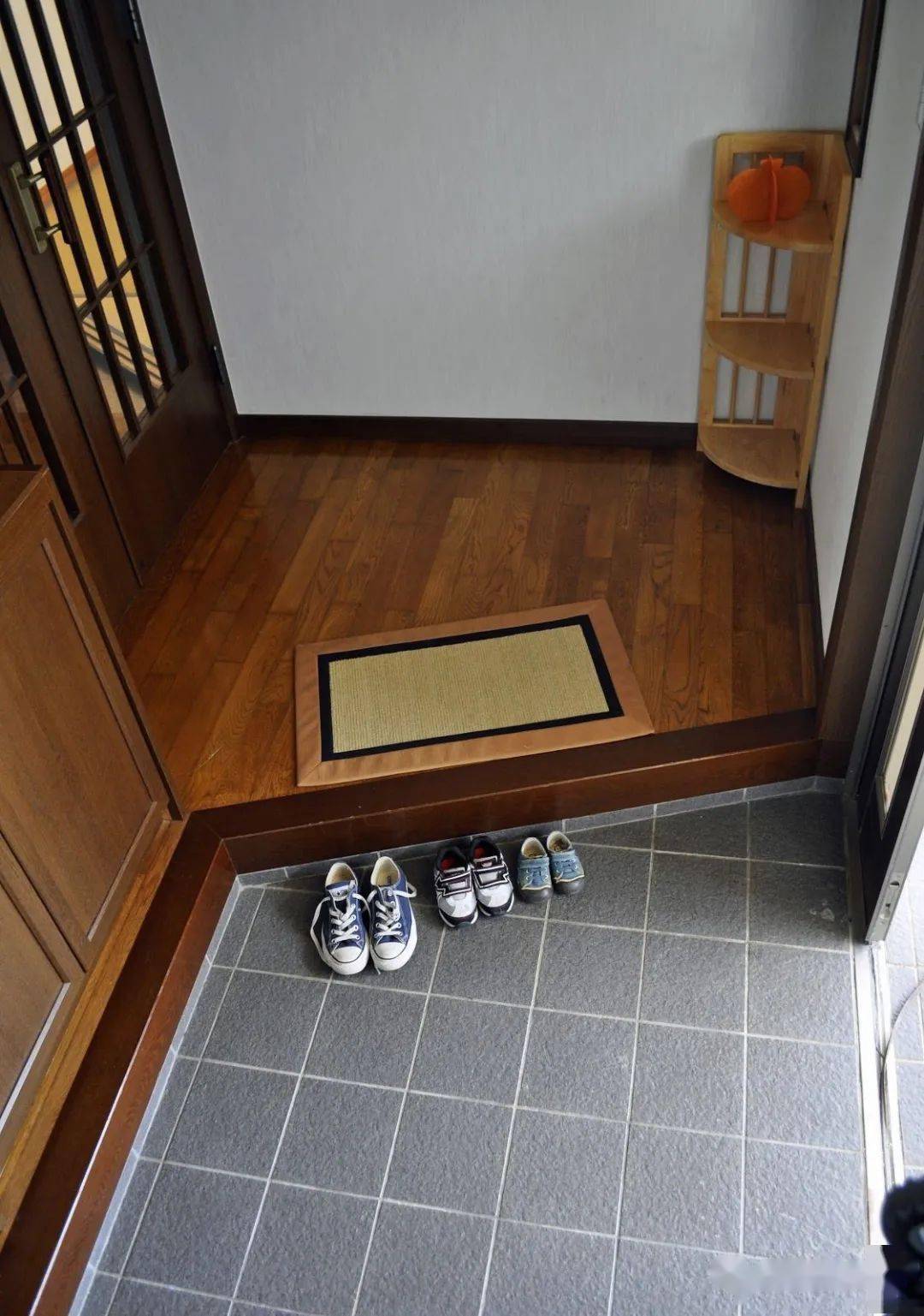 6,地台充当换鞋凳日式的玄关下沉设计,又或者与玄关共用墙面的卧室