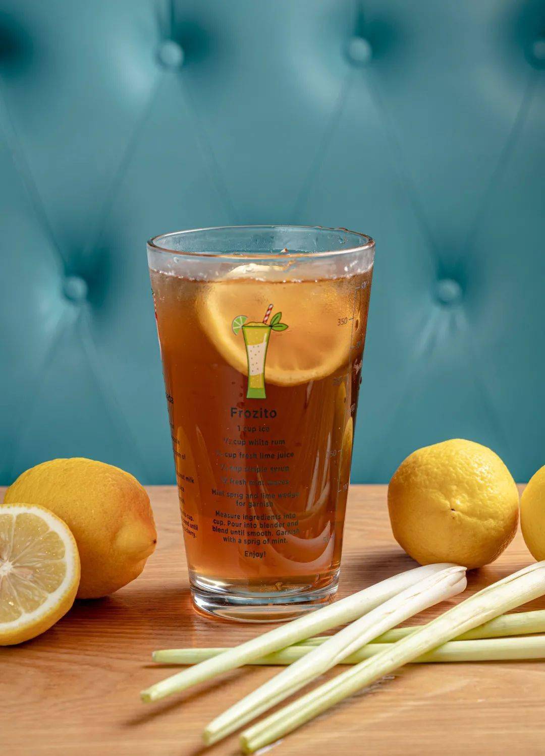 还有柠檬茶加持,浓郁的茶汤中融入柠檬特有的清香,冰爽酸甜,茶味浓郁