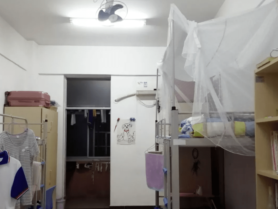 中规中矩,但胜在地方较为宽阔,也是很不错的~"广州市第七中学特色配置